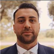 Docente di informatica impartisce lezioni alunni di scuola superiore